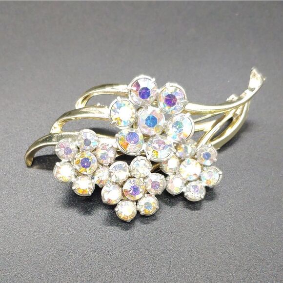 Sparkly AB gold tone flower brooch pin - Picture 4 of 7